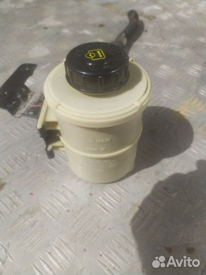 Бачок гидроусилителя руля Renault Sandero 1