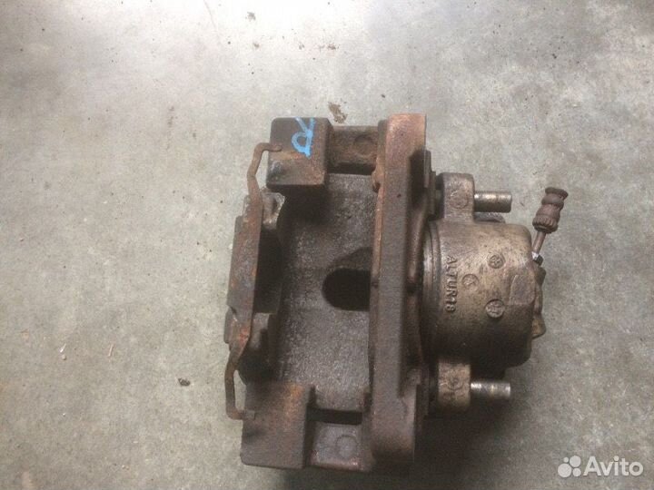 Суппорт передний передний правый Bmw 5-Series F10