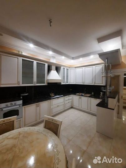 Кухня с антресолями до потолка артикул 51975