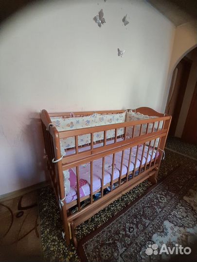 Детская кроватка с маятником и ящиком