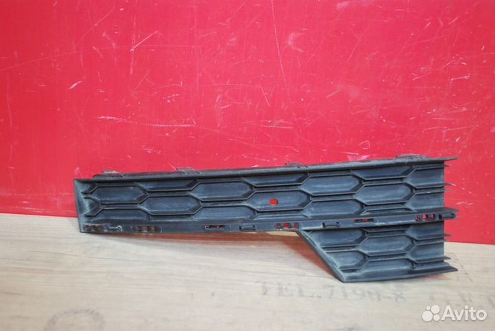 Решетка в бампер передняя правая Skoda Octavia