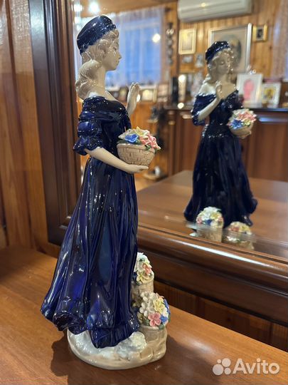 Статуэтка девушка с цветами фарфор