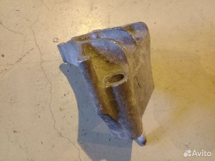 Кронштейн опоры двс задний Toyota Ipsum ACM26