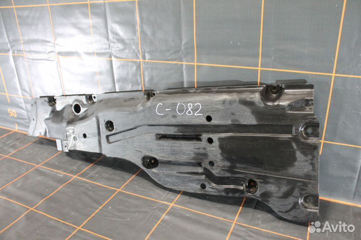 Накладка днища левая - Mercedes-Benz M-klasse W166