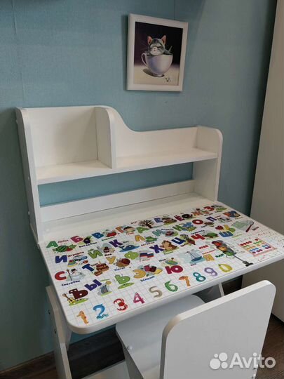 Детский письменный стол и стул. Состояние нового
