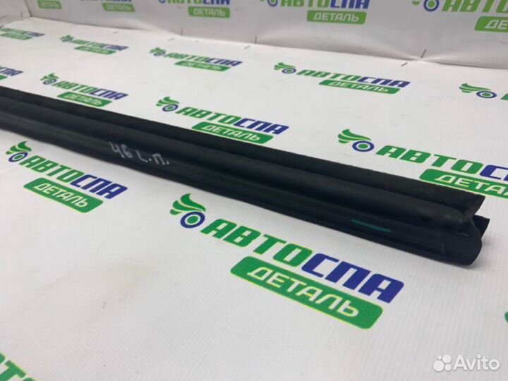 Уплотнитель двери стекла передний левый Mazda 3Bp