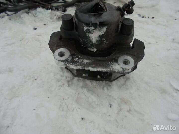 Суппорт передний левый Bmw 3-Series E90 N52B25A