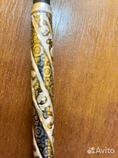 Ручка с золотым пером