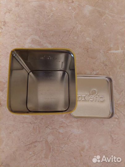 Пустые металлические банки от чая. Баночки от чая