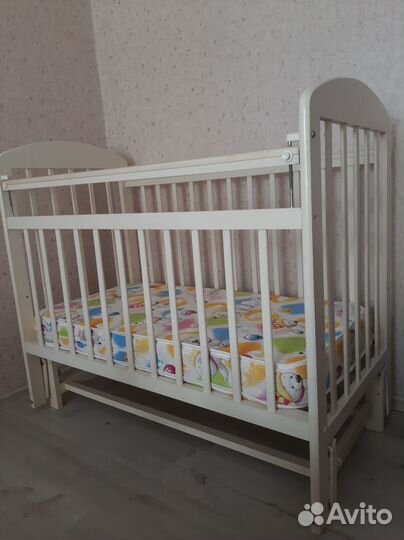 Детская кроватка с маятником
