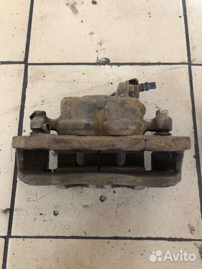 Суппорт передний Mitsubishi Montero Sport 1