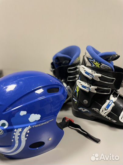 Горнолыжные ботинки и шлем детские