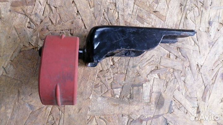 Кронштейн глушителя Volkswagen Passat B6 2006