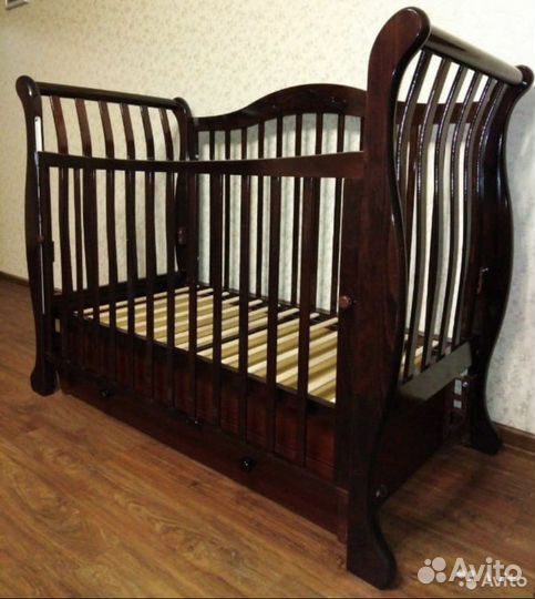 Детская кроватка с маятником и ящиком