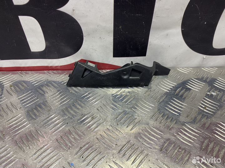 Крепление переднего бампера правое Passat B6