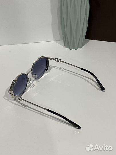 Солнцезащитные очки женские valentino