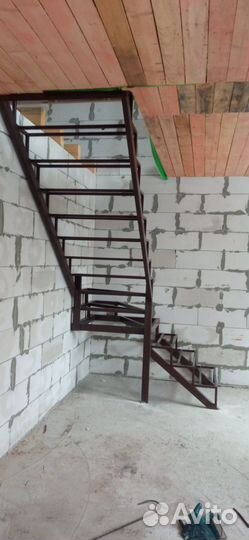 Металлокаркас лестницы на монокосоуре в дом