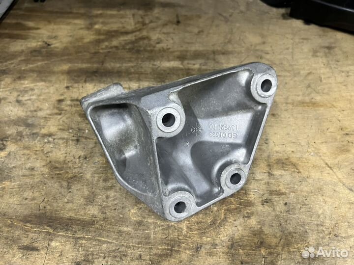 Кронштейн двигателя N63 правый BMW F01 F02 F10 F12