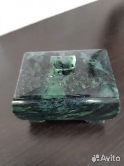 Шкатулка из нефрита