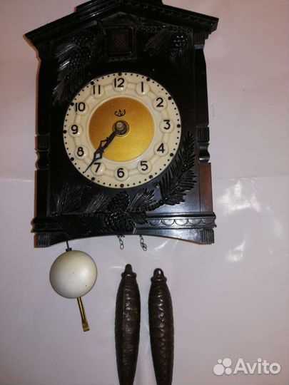 Старинные настенные часы с кукушкой