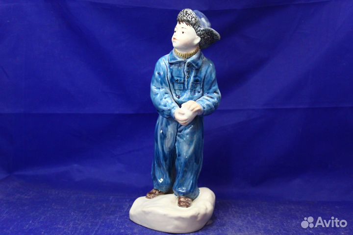 Статуэтка Мальчик со снежком зик Конаково Счастлив