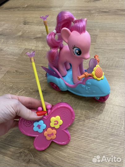 Корабль pony Пони фирменный и мотоцикл