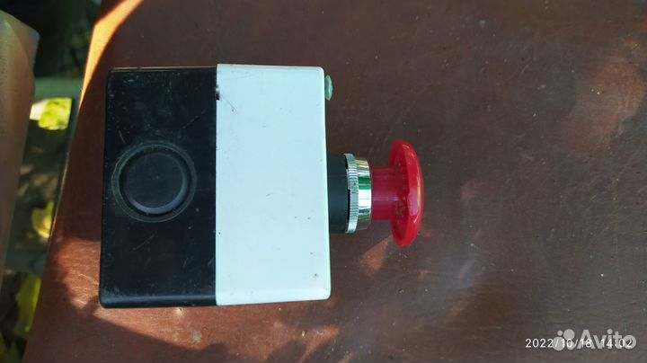 Стоповая кнопка с фиксацией