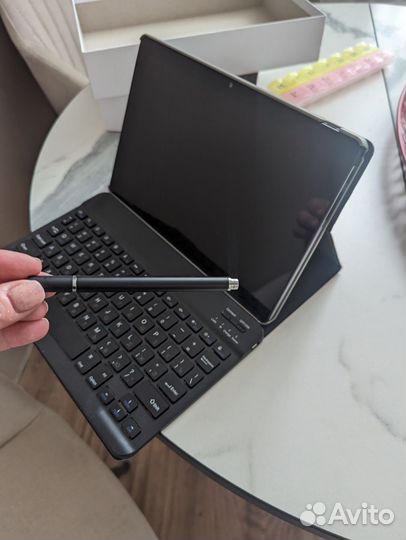 Планшет с клавиатурой и стилусом