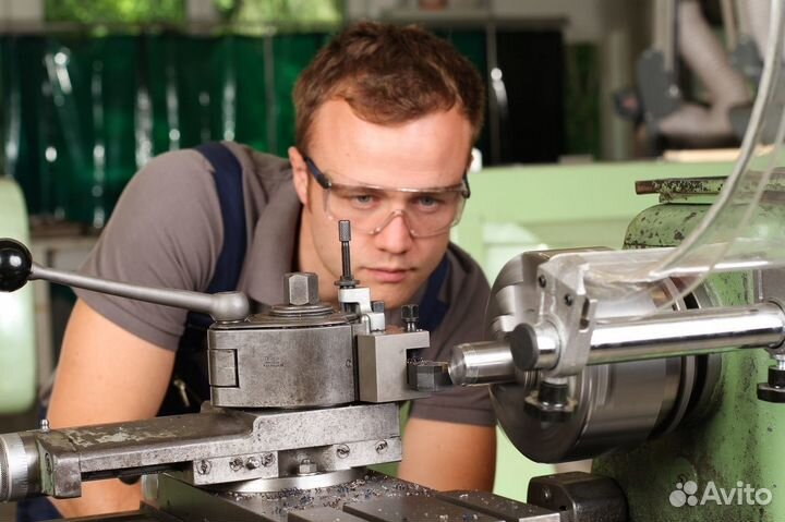 Токарь-расточник