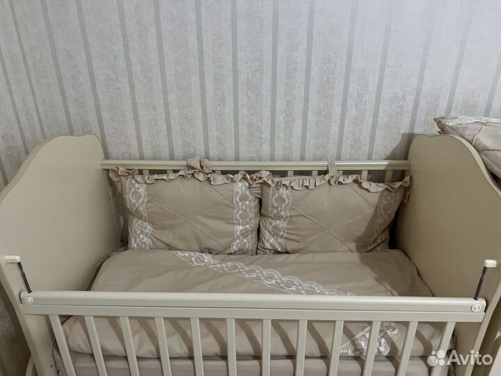 Детская кроватка с маятником