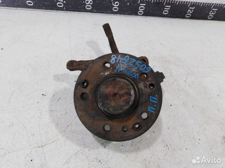 Кулак передний правый