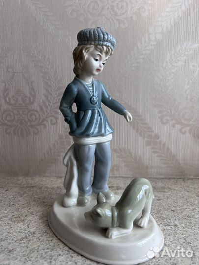 Фарфоровая статуэтка девочка с собакой