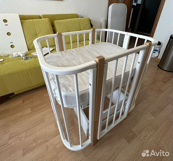 Детская кроватка с маятником