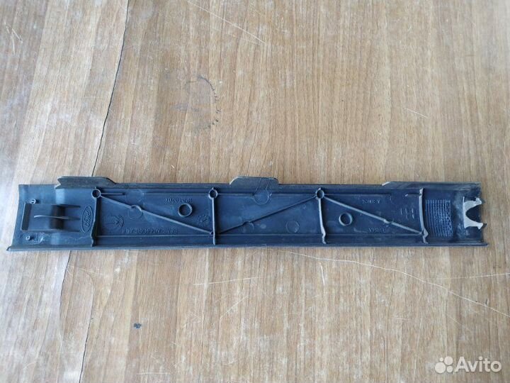 Накладка декоративная передняя правая Ford Focus 1