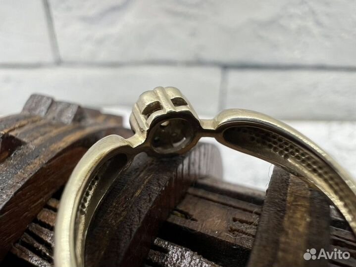 Золотое кольцо 585 пробы массой 2.38 грамма (Р17)