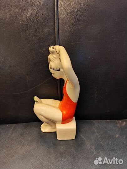 Фарфоровая статуэтка, девушка с зеркалом, 15 см