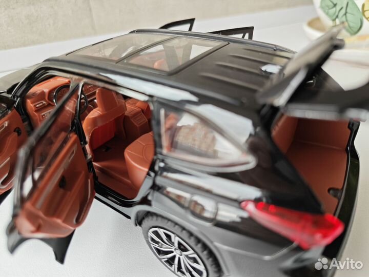 Модель Toyota Crown Kluger Highlander 1:24