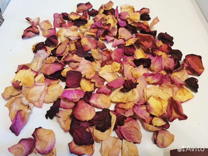 Сухие лепестки роз