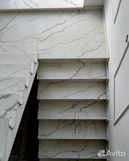 Лестница из камня кварцевый агломерат