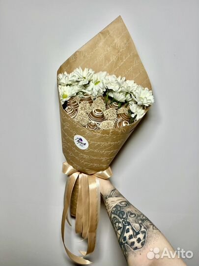 Клубника в шоколаде с цветами