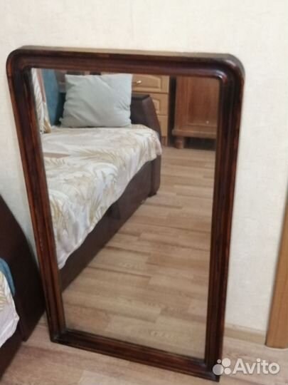 Зеркало настенное в деревянной раме