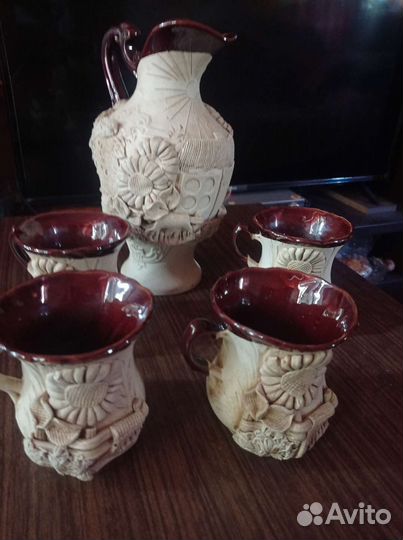 Кувшин с кружками
