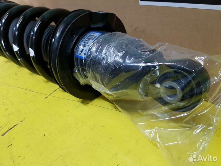 Амортизатор правый Nissan Patrol Y62 561001LB2A