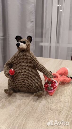 Медведь собирает грибы в лису