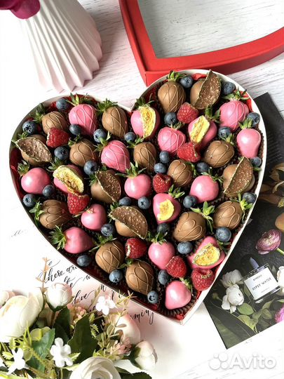 Клубника в шоколадев коробке сердце XL