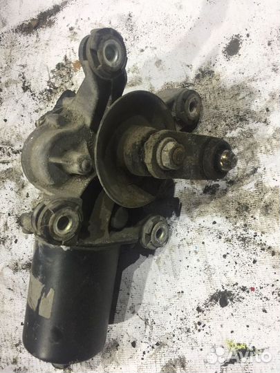 Моторчик стеклоочистителя передний Nissan Bluebird