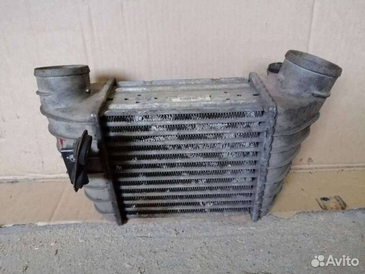 Интеркулер Audi TT 8N 2000 8L9145805H