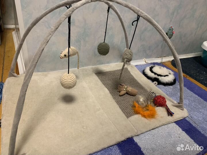 Коврик с дугами и игрушками для котят и кошек