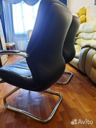 Офисное кожаное кресло