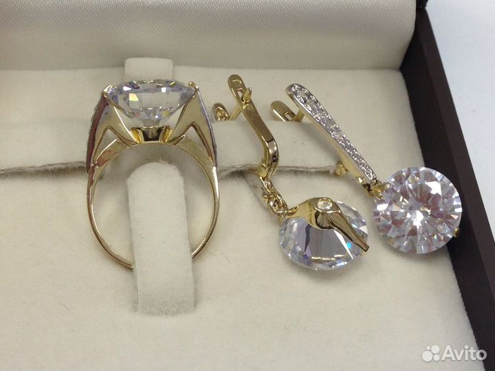 Комплект из золота с бриллиантами